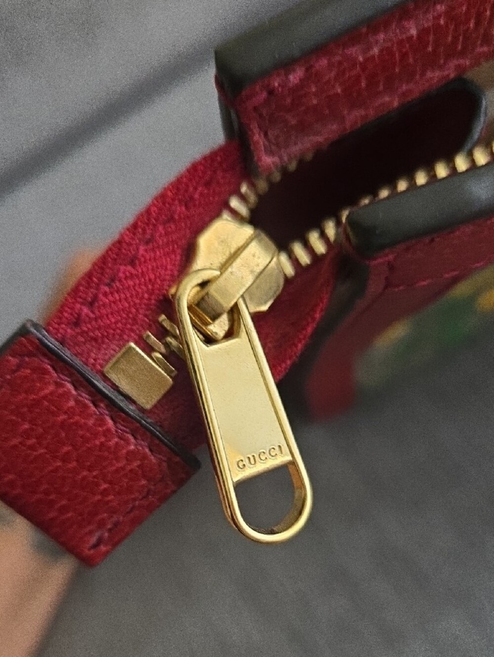 Gucci Floral GG Supreme Pouch with Red Trim and Multi-Colored Blooms - Picture 3 of 8